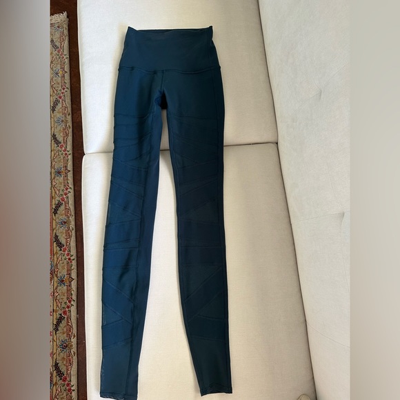 Lululemon Wunder Under high rise tech mesh submarine. Size 2 - Picture 10 of 11